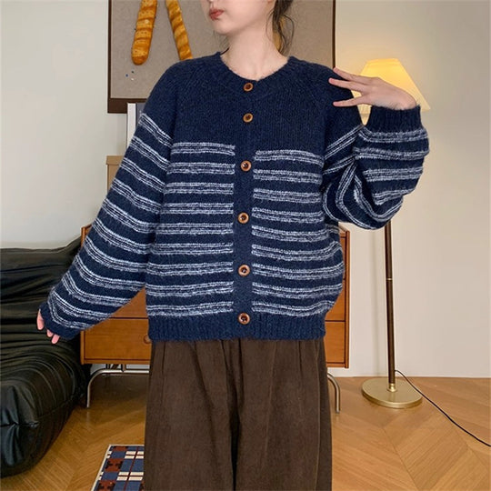 Damen Grobstrickjacke mit modernen Streifen und Knopfdetails Heidi-Mode