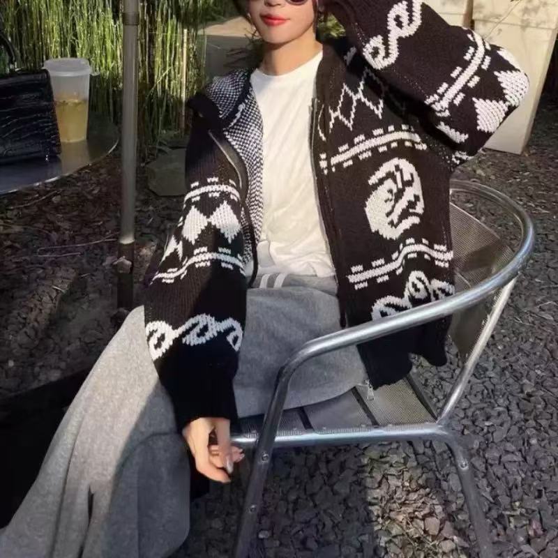Damenmodische Strickjacke mit grafischem Muster und Kapuze Heidi-Mode