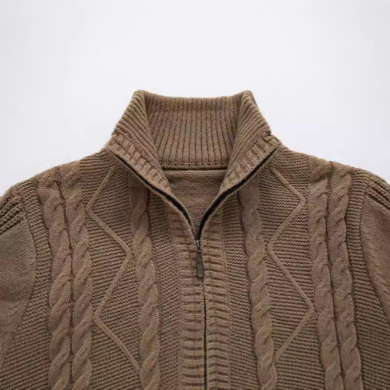 Herren Strickpullover mit hohem Kragen und Zopfmuster Heidi-Mode