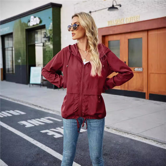 Damen leichte und atmungsaktive Windbreaker-Jacke mit verstellbarem Kapuzenkragen Heidi-Mode