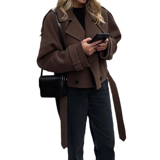 Damen Modischer Kurz-Trenchcoat mit großzügigen Klappentaschen und tailliertem Schnitt Heidi-Mode