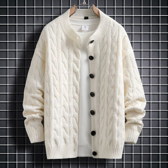 Herren Strickjacke mit modernem Zopfmuster und durchgehendem Knopfverschluss Heidi-Mode