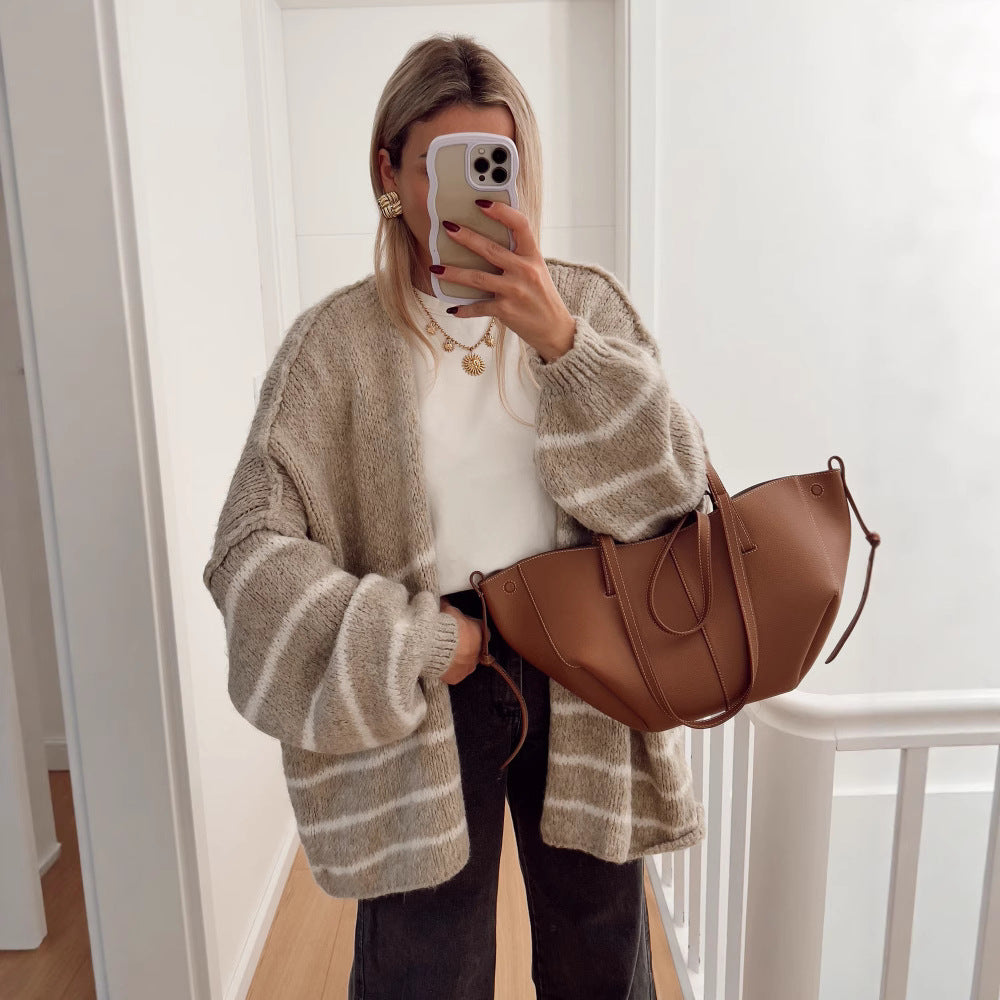 Damen Strickjacke mit voluminösen Ärmeln und modischen Streifen Heidi-Mode