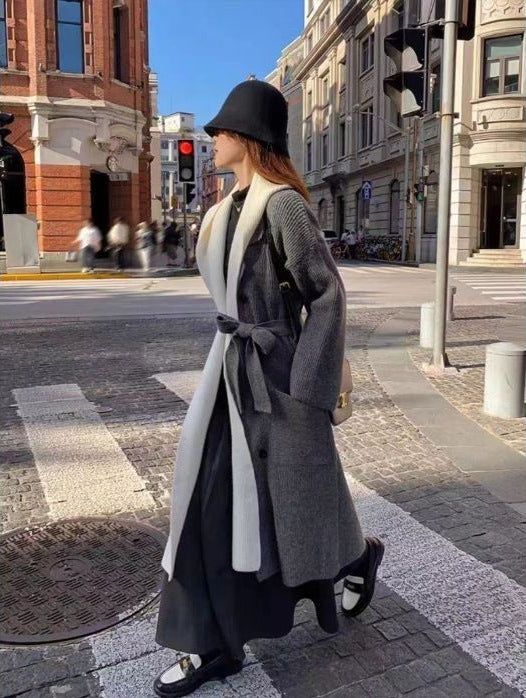 Damen Eleganter langer Mantel mit Gürtel und kontrastierenden Ärmeln Heidi-Mode