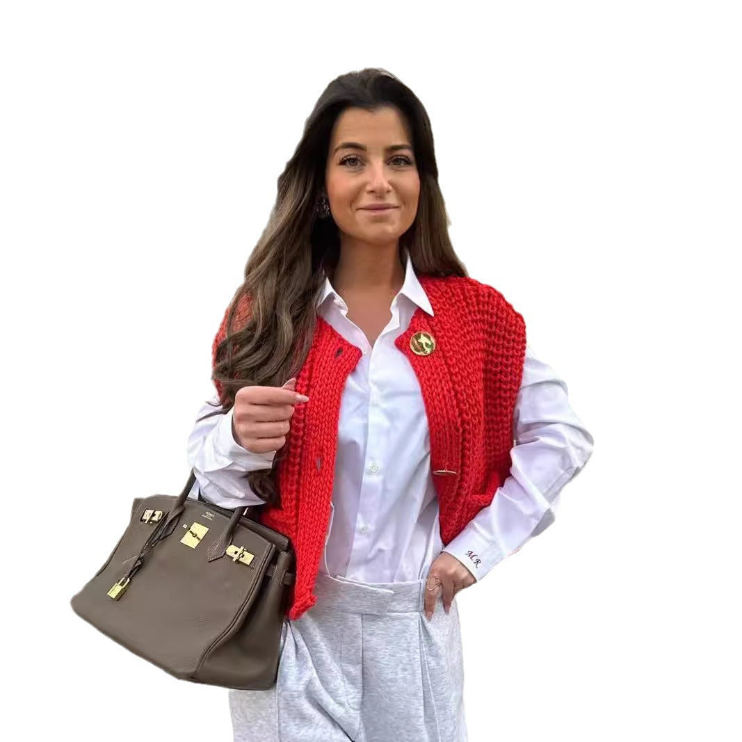 Damen modische Strickweste mit dekorativen Knopfdetails und praktischen Taschen Heidi-Mode
