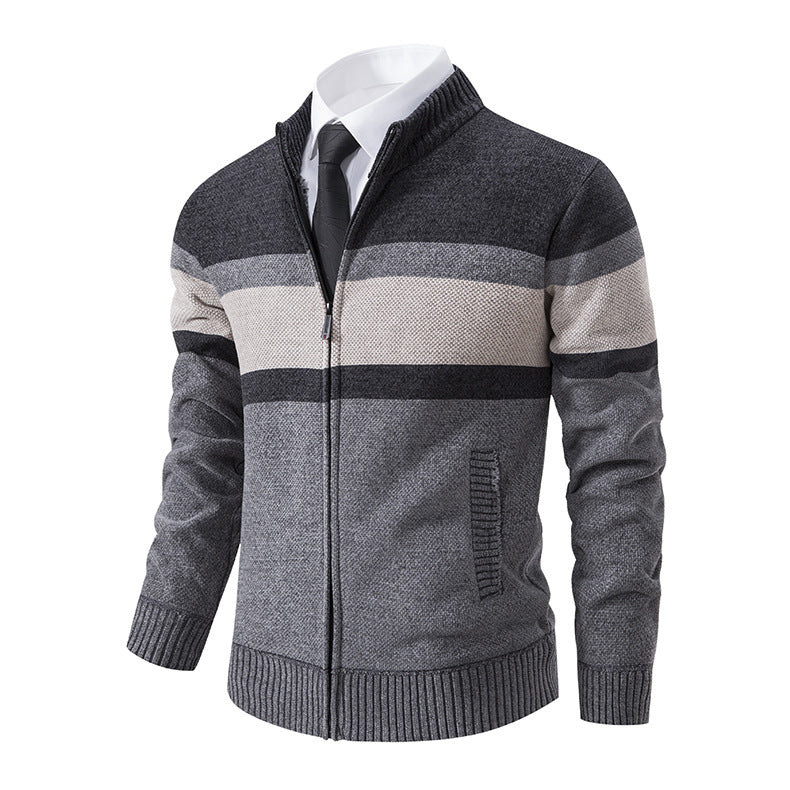 Herren Strickjacke mit hohem Kragen und innovativem Zip Heidi-Mode