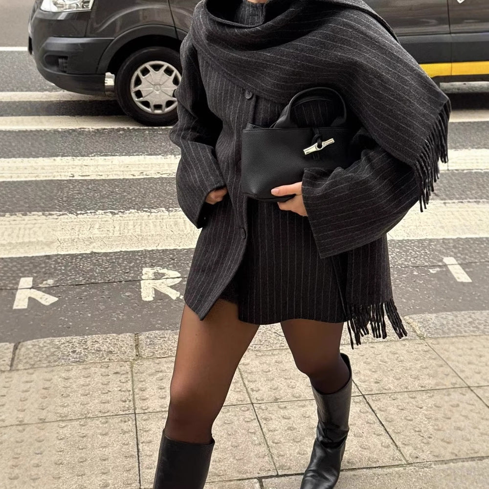 Damen modische Steppjacke mit asymmetrischem Kragen und einem eleganten Schal Heidi-Mode