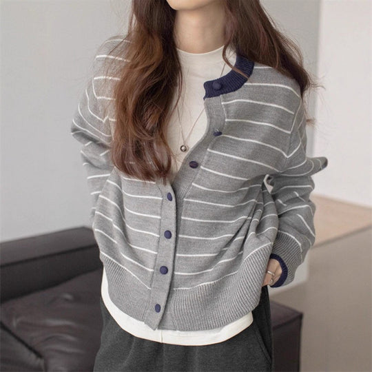 Damen gemütlicher Strickcardigan mit jugendlichem Streifenmuster und praktischem Knopfverschluss Heidi-Mode