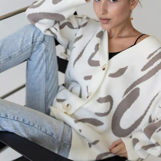Damen modischer Strickcardigan mit verspieltem Muster und durchgehenden Knöpfen Heidi-Mode