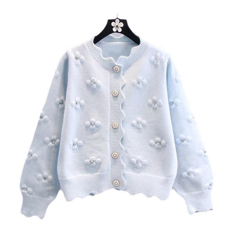 Damen verspielter Strickcardigan mit dekorativen Perlenknöpfen und floralem Design Heidi-Mode