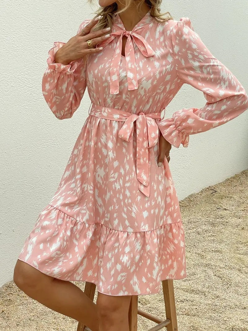 Sommerkleid mit Spitze und Glockenärmeln