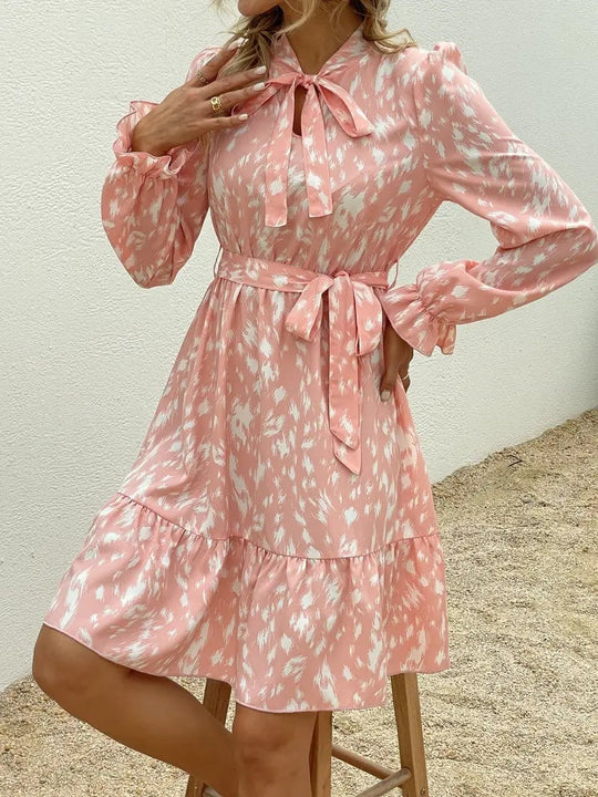 Sommerkleid mit Spitze und Glockenärmeln