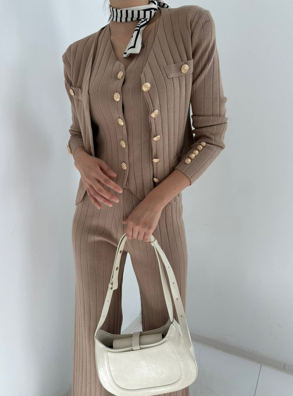 Damen elegantes gestricktes Ensemble mit Knopfdetaillierung Heidi-Mode