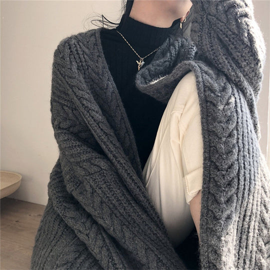 Damen Strickponcho mit tiefem V-Ausschnitt und trendigem Zopfmuster Heidi-Mode