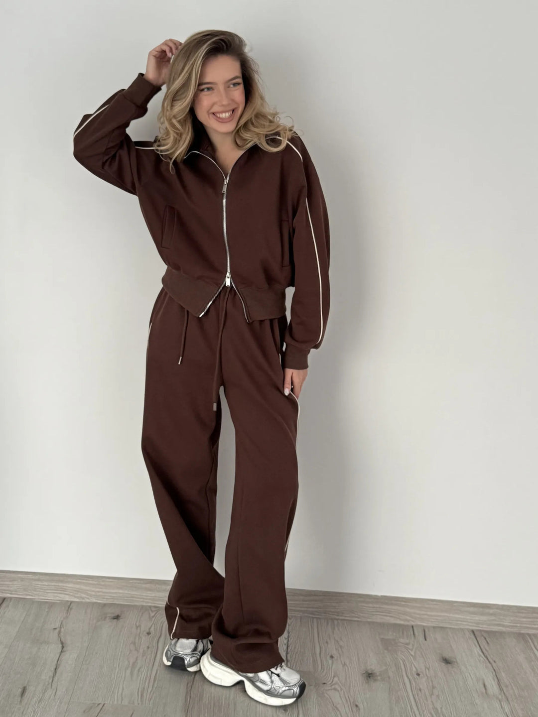 Damen modischer Freizeitanzug mit hochgeschlossenem Reißverschluss und praktischen Taschen Heidi-Mode