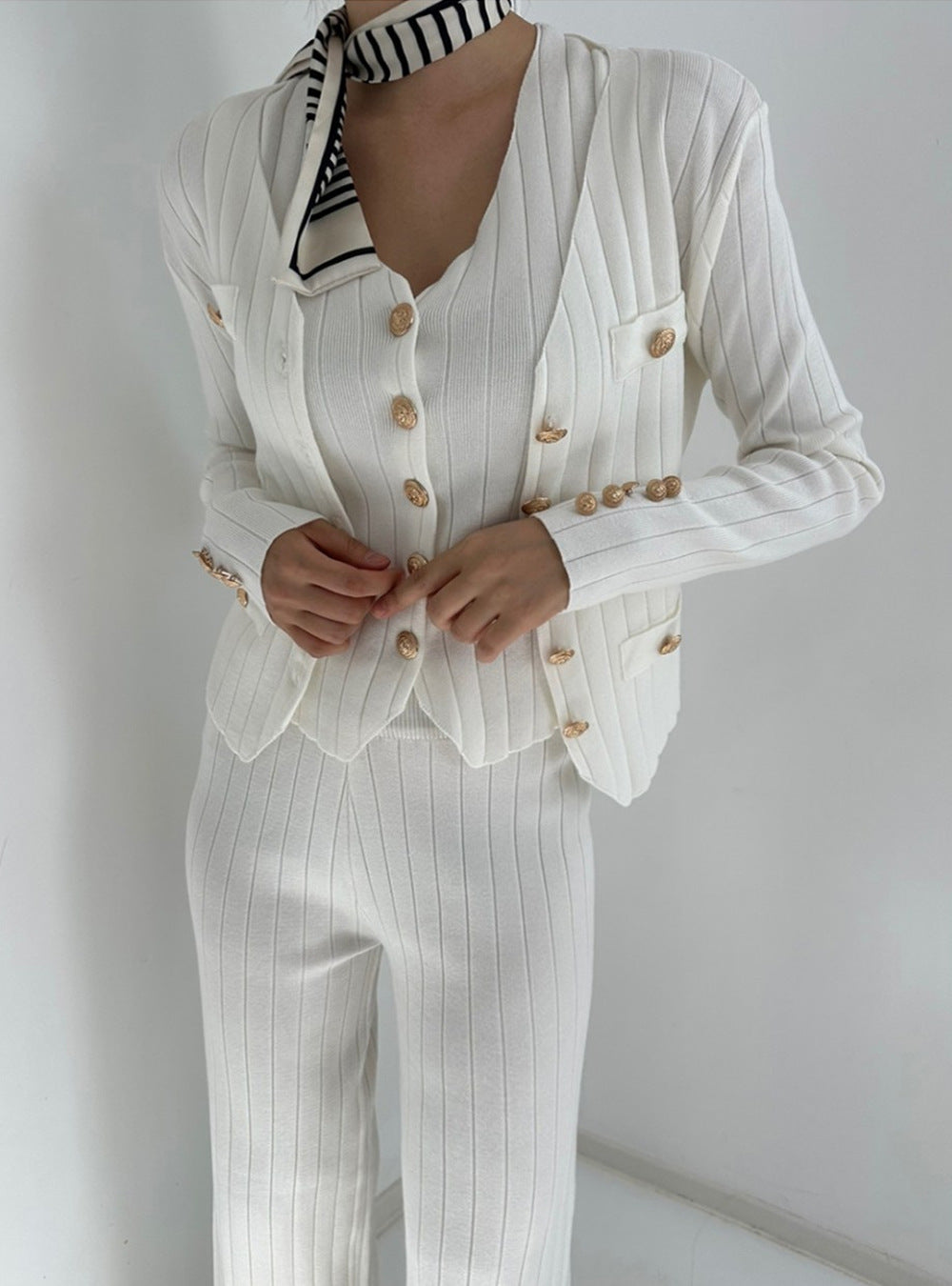 Damen elegantes gestricktes Ensemble mit Knopfdetaillierung Heidi-Mode