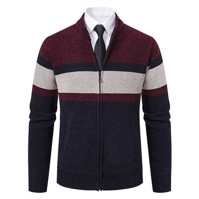 Herren Strickjacke mit hohem Kragen und innovativem Zip Heidi-Mode