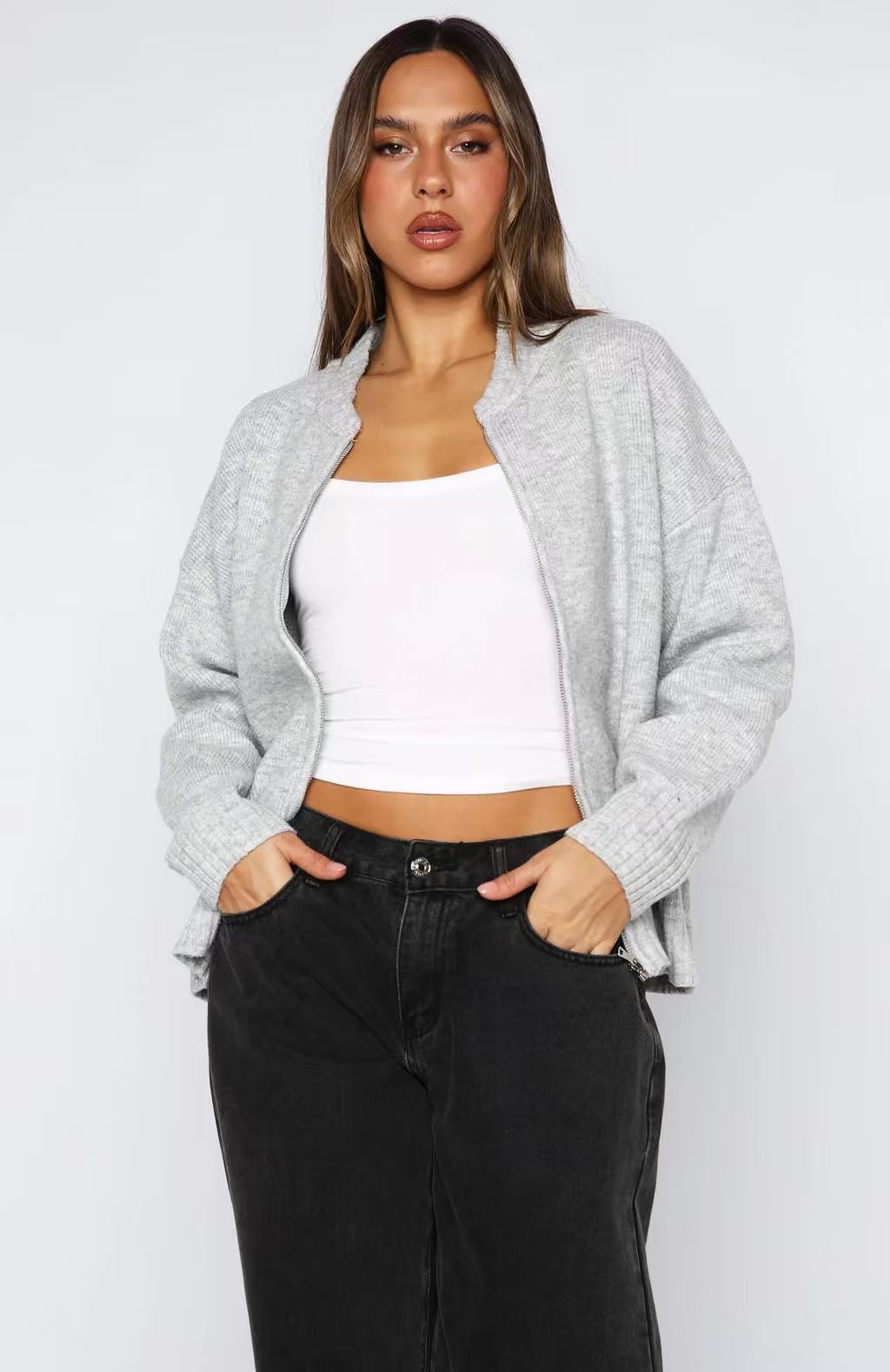 Damen Strickjacke mit kurzem Schnitt und sportlichem Reißverschluss Heidi-Mode