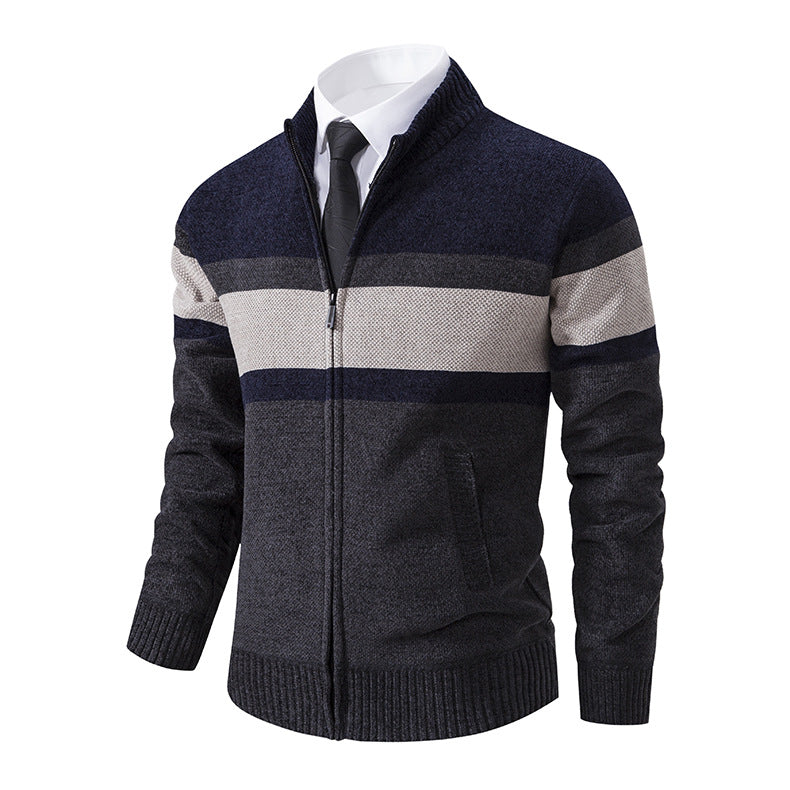 Herren Strickjacke mit hohem Kragen und innovativem Zip Heidi-Mode