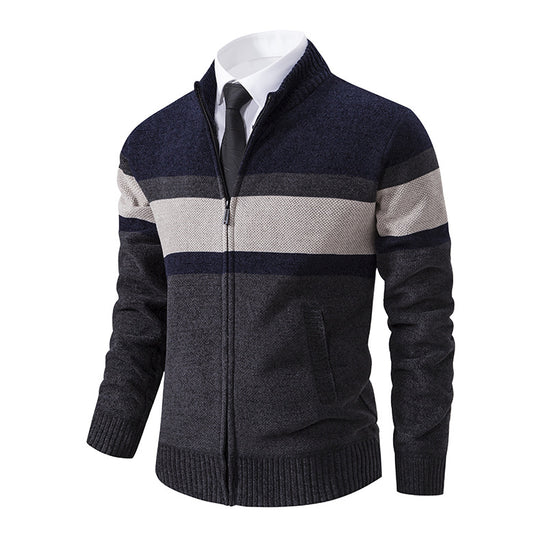 Herren Strickjacke mit hohem Kragen und innovativem Zip Heidi-Mode