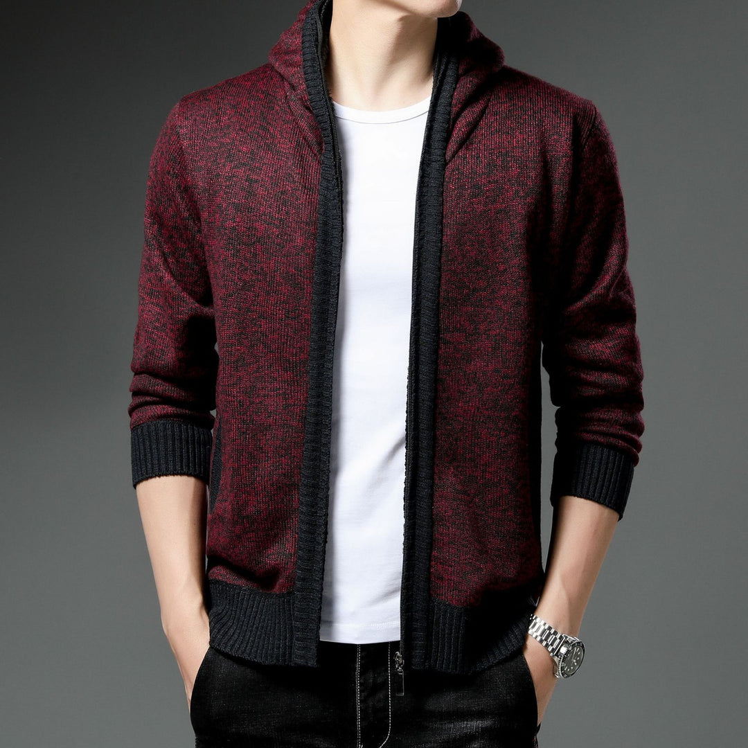 Herren Moderne Strickjacke mit Kapuze und schwarz-weißen Akzenten Heidi-Mode