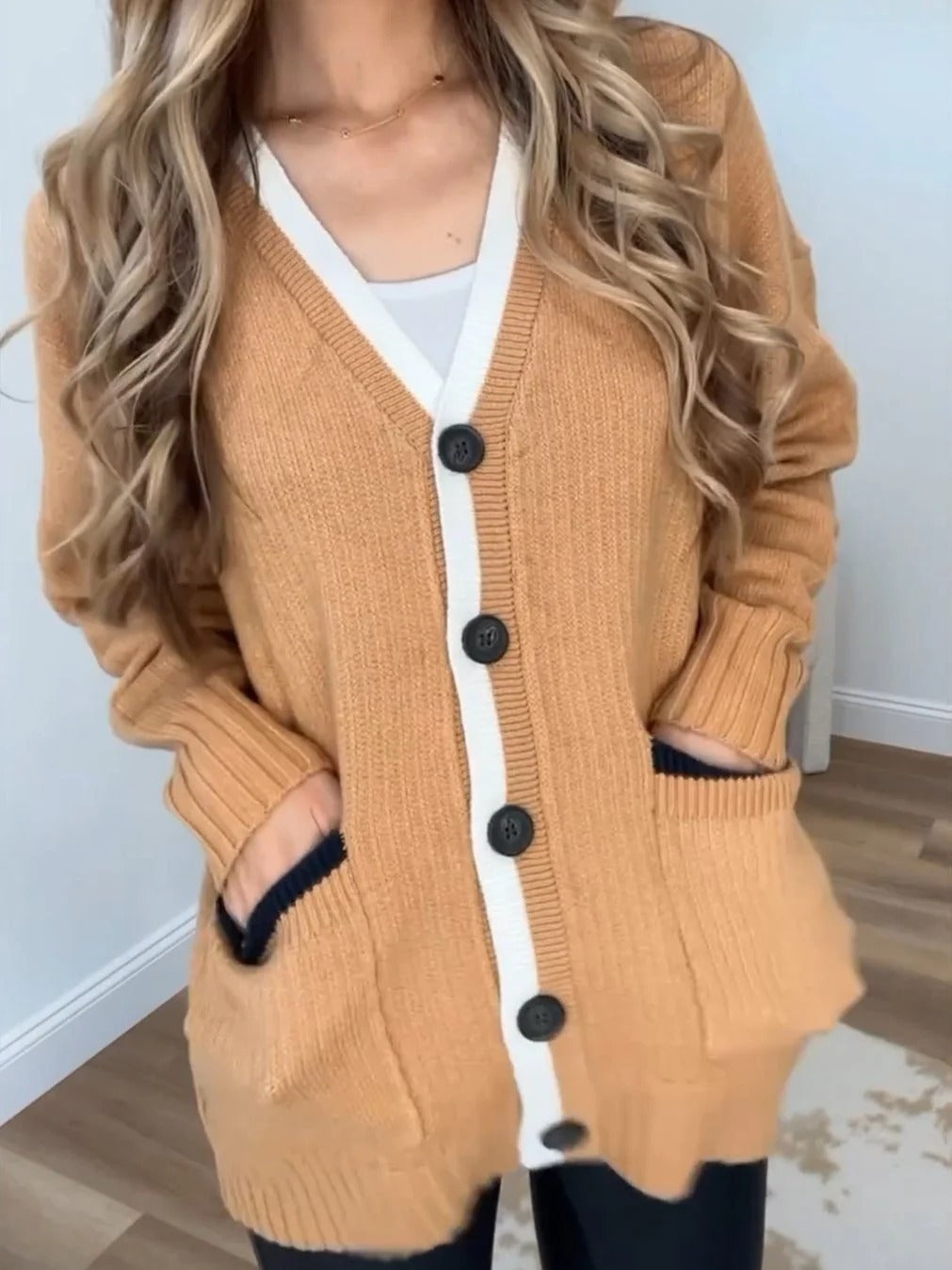 Damen Strickjacke mit Taschen und modernen Knöpfen Heidi-Mode