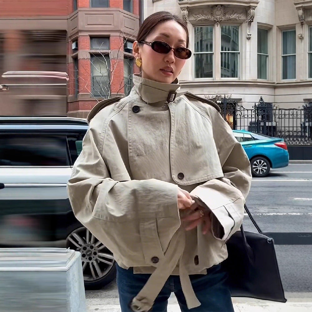 Damen Modische Kurzjacke mit hohem Kragen und Taillengürtel Heidi-Mode