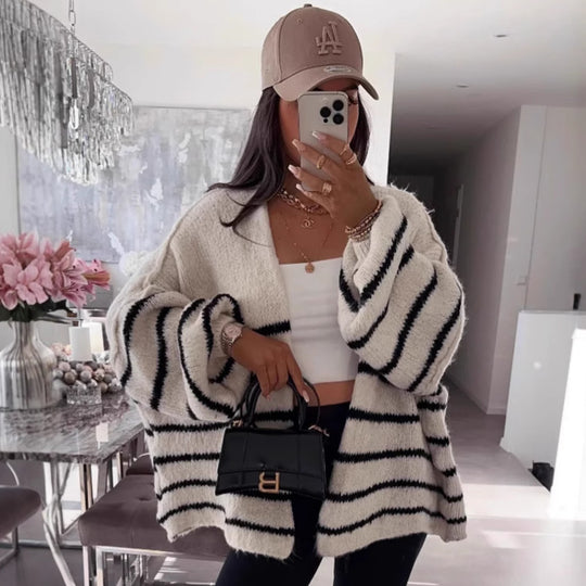 Damen Strickjacke mit voluminösen Ärmeln und modischen Streifen Heidi-Mode