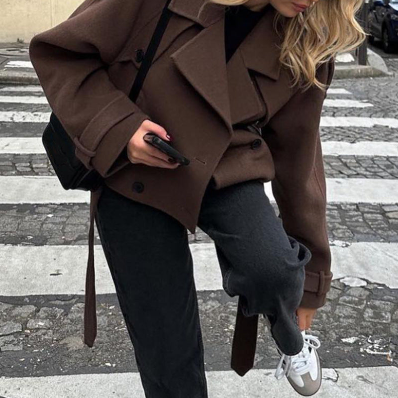 Damen Modischer Kurz-Trenchcoat mit großzügigen Klappentaschen und tailliertem Schnitt Heidi-Mode