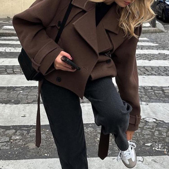 Damen Modischer Kurz-Trenchcoat mit großzügigen Klappentaschen und tailliertem Schnitt Heidi-Mode