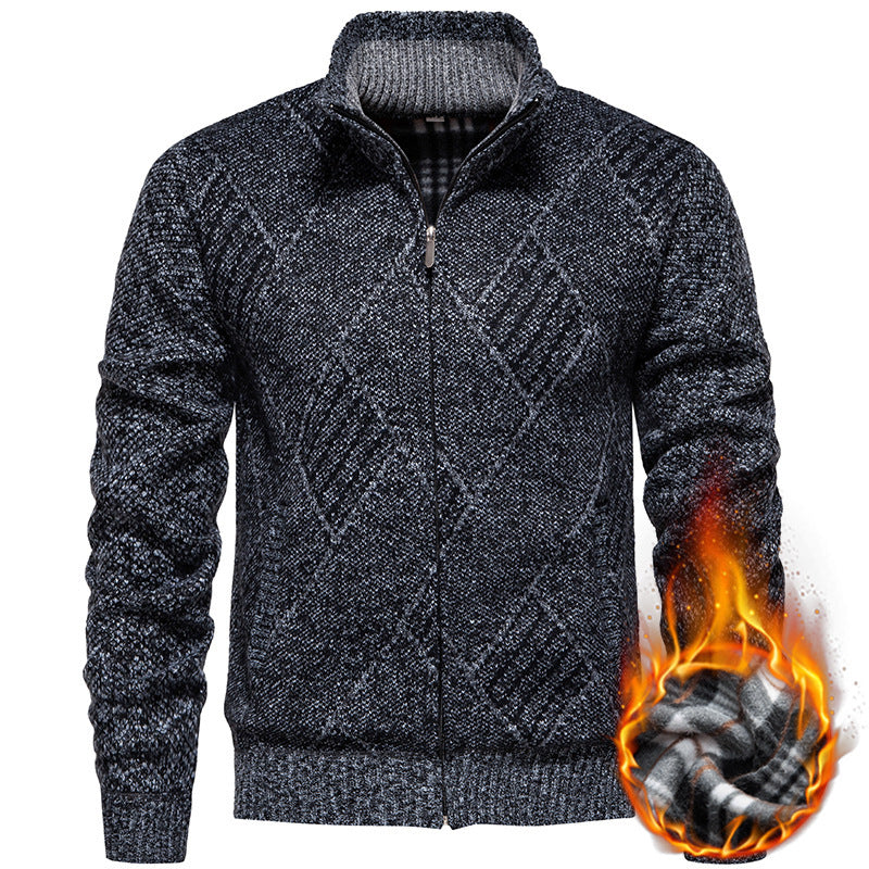 Herren Strickjacke mit modernem Zopfmuster und hohem Kragen Heidi-Mode