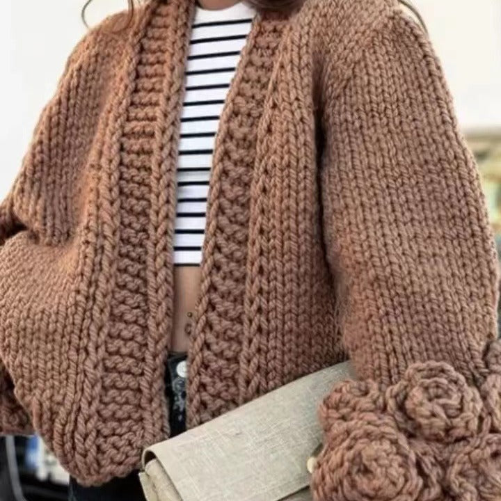 Damen Strickjacke mit floralem Design und oversize Passform Heidi-Mode
