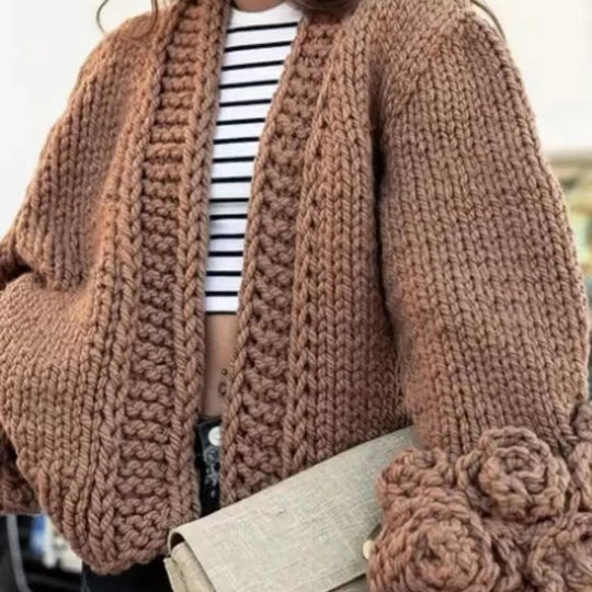 Damen Strickjacke mit floralem Design und oversize Passform Heidi-Mode
