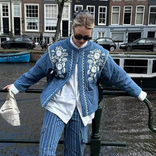 Damen bestickte Blousonjacke mit leichtem Baumwollmaterial und praktischen Taschen Heidi-Mode