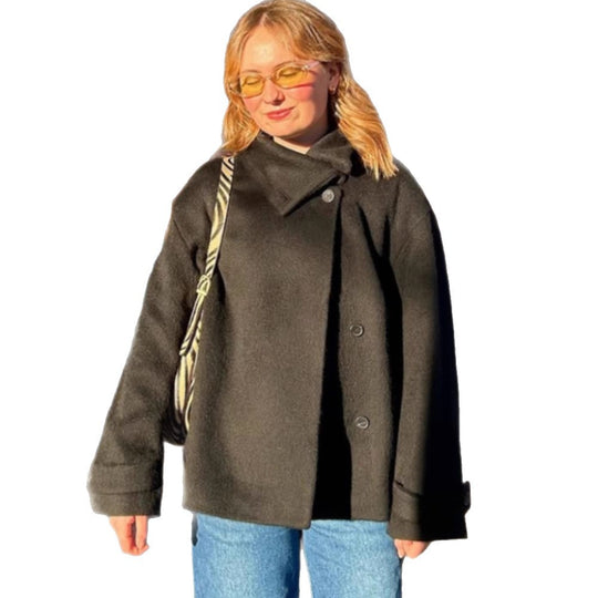 Damen cozy Wolljacke mit hohem Kragen und Knopfdetails Heidi-Mode