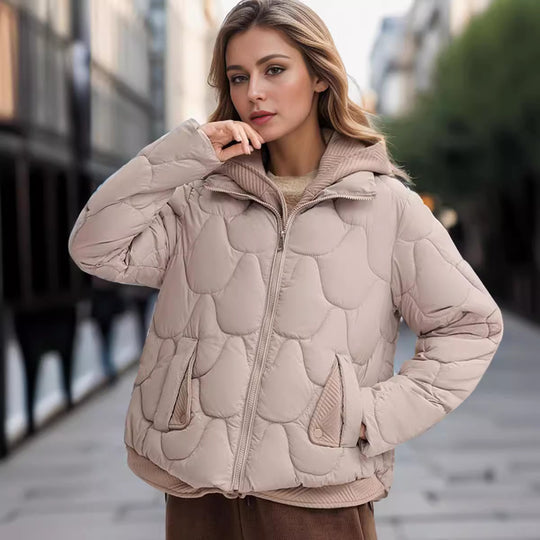 Damen modische gepolsterte Jacke mit abnehmbarer Kapuze und praktischen Taschen Heidi-Mode