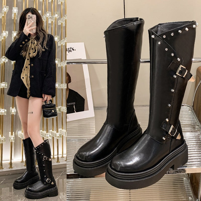 Damen Hochhackige Stiefel mit raffiniertem Riemen-Detail und glänzendem Finish Heidi-Mode