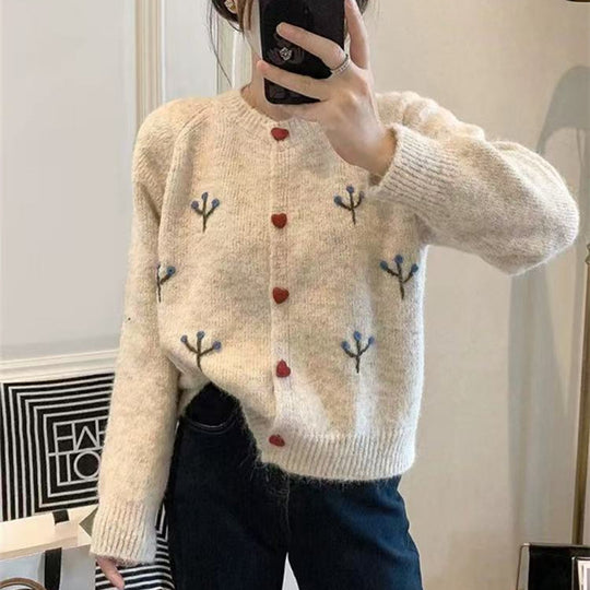 Damen kuscheliger Strickjacke mit Herzen und Blumenstickerei Heidi-Mode
