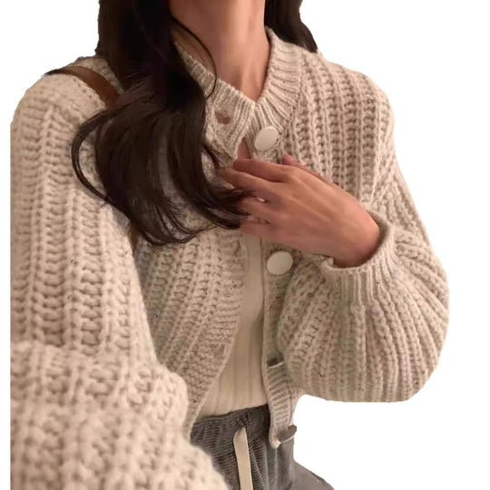 Damen Grobstrickjacke mit voluminösen Ärmeln und Knopfdetails Heidi-Mode