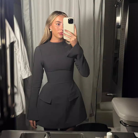 Damen Figurumspielendes Minikleid mit langen Ärmeln und praktischen Taschen Heidi-Mode