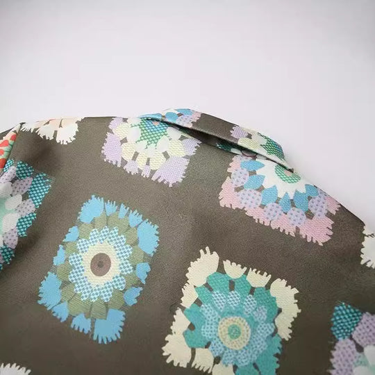 Damen Bunte Blumenjacke mit praktischen Taschen und Knopfdetails Heidi-Mode