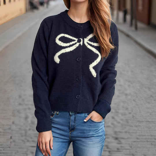 Damen Strickjacke mit verspieltem Schleifenmotiv und hochwertigen Knopfdetails Heidi-Mode