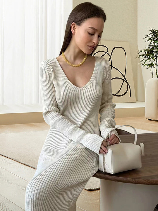 Damen Langarm-Strickkleid mit tiefem V-Ausschnitt und figurbetonter Silhouette Heidi-Mode