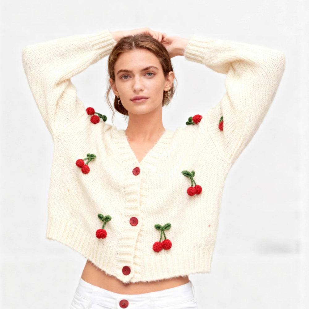Damen Strickjacke mit fröhlichem Kirschdesign und praktischen Knopfdetails Heidi-Mode