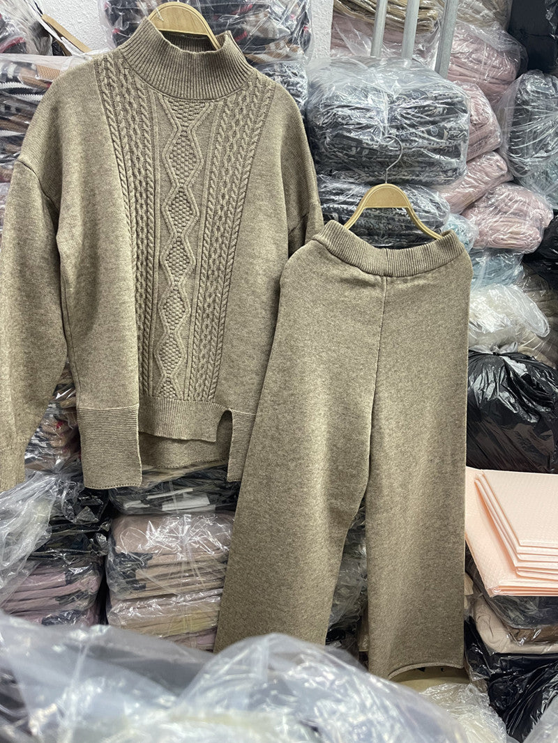 Damen eleganter Strickanzug mit hohem Kragen und farbenfrohem Muster Heidi-Mode