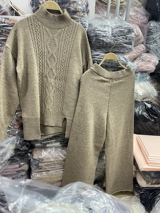 Damen eleganter Strickanzug mit hohem Kragen und farbenfrohem Muster Heidi-Mode