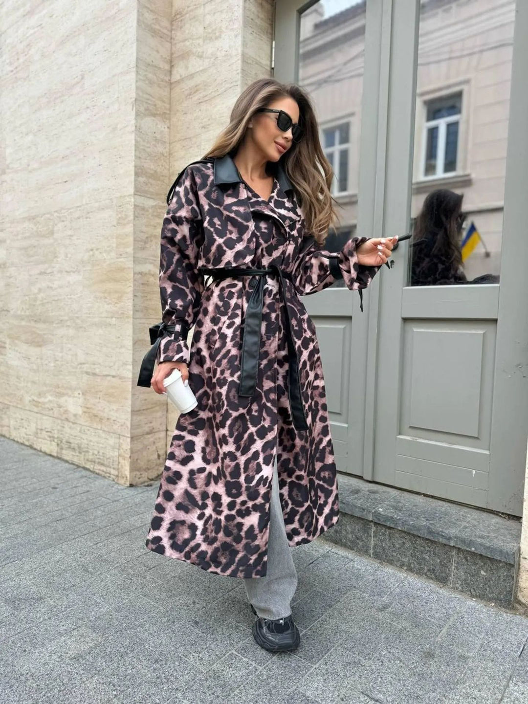 Damen Trenchcoat mit modernem Leopardenmuster und eleganter Bindegürtel Heidi-Mode