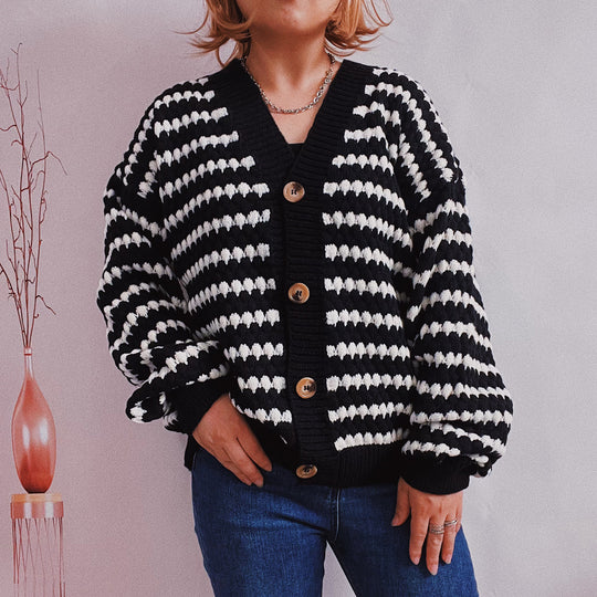 Damen Oversize Strickjacke im modischen Streifenlook mit Holzknopfdetails Heidi-Mode