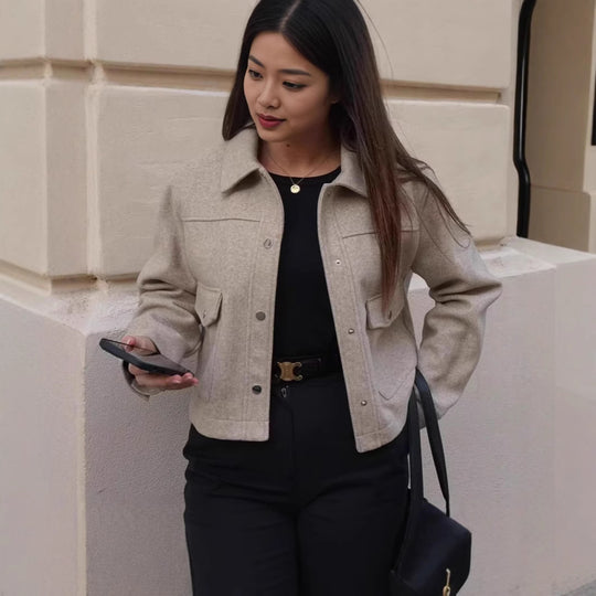 Damen kurze Wolljacke im klassischen Stil mit aufgesetzten Taschen Heidi-Mode