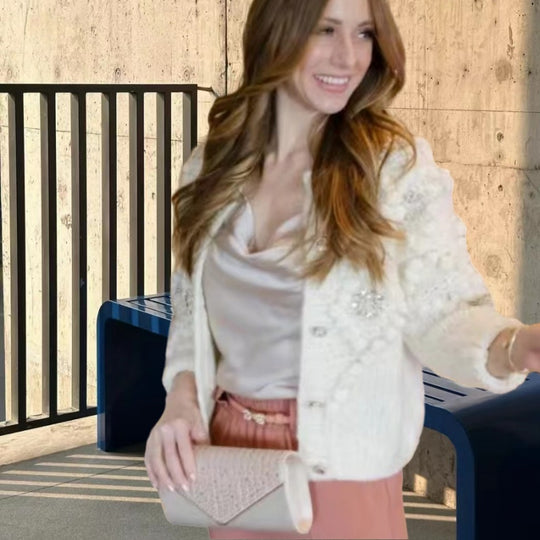 Damen Strickjacke mit luftigen Rüschen und funkelnden Akzenten Heidi-Mode